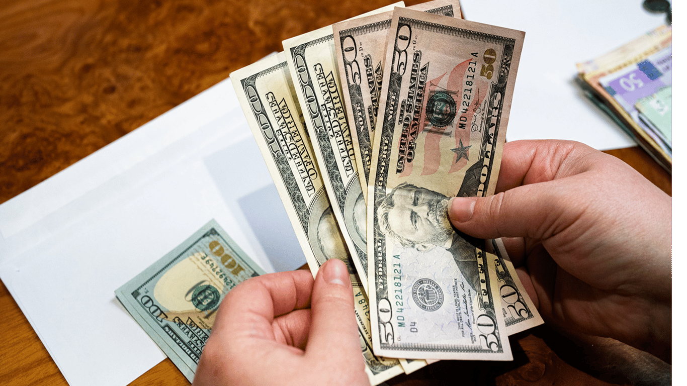 Долар на чорному ринку змінив курс: скільки коштує валюта