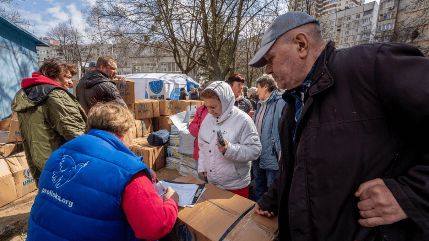 Люди в черзі на гуманітарну допомогу 