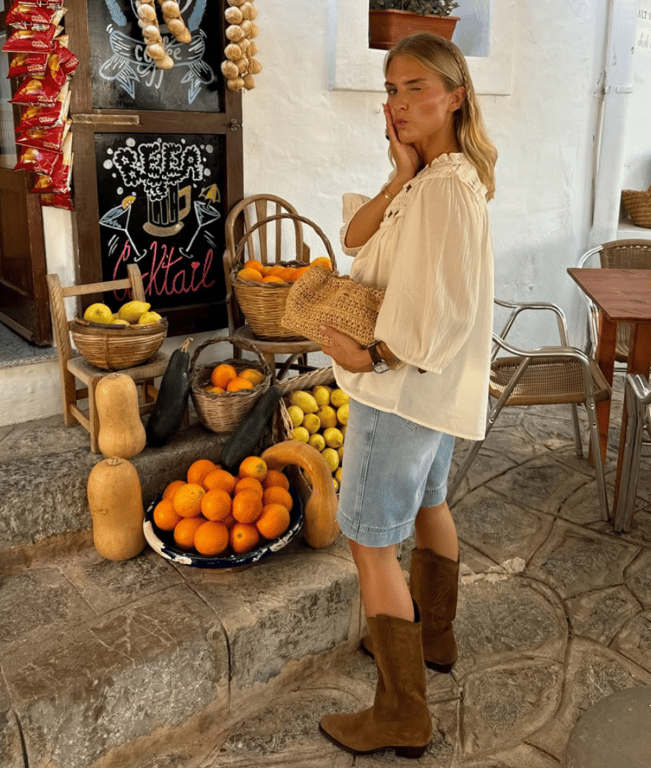 Elongated denim shorts are worth buying in 2025