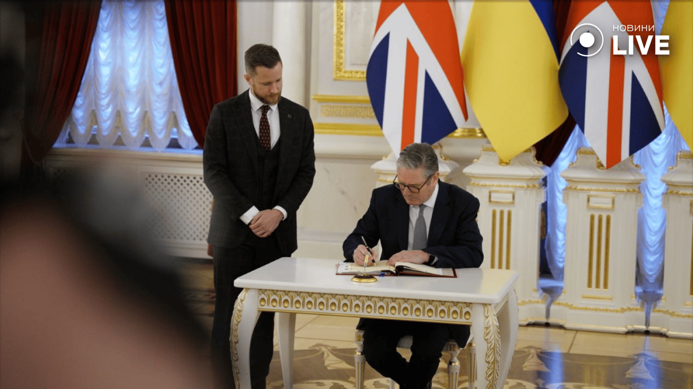 Стармер підписує угоду про 100-річне партнерство