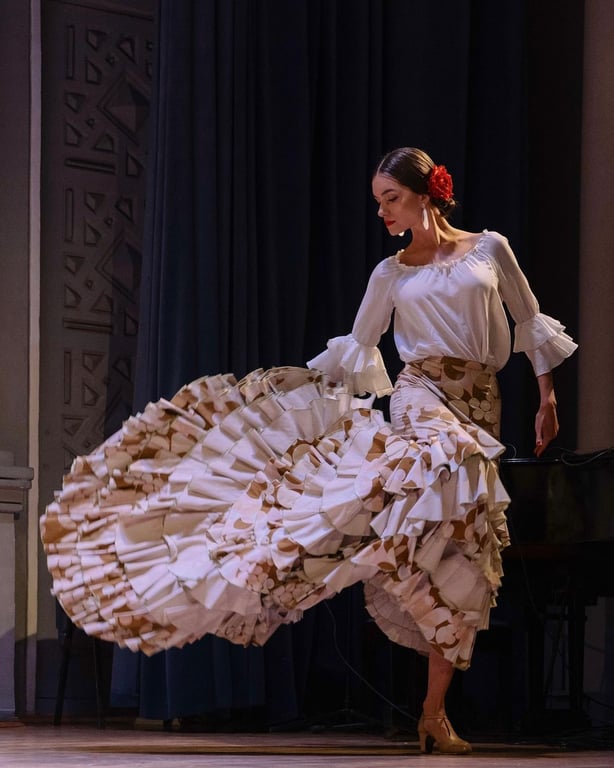 Танцовщица и ведущая Александра Кучеренко. Фото: instagram.com/aakucherenko/