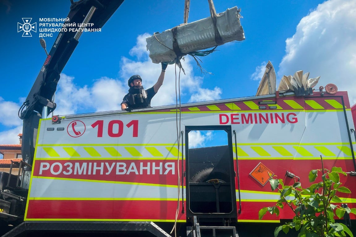 Сапери ДСНС завантажують бойову частину збитої ракети Х-69 на спеціальний автомобіль у Києві