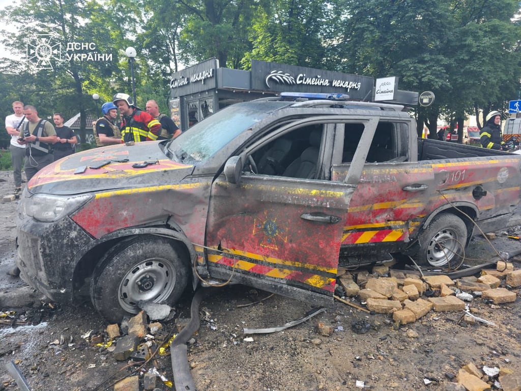 Автомобіль ДСНС горів після атаки РФ по Києву