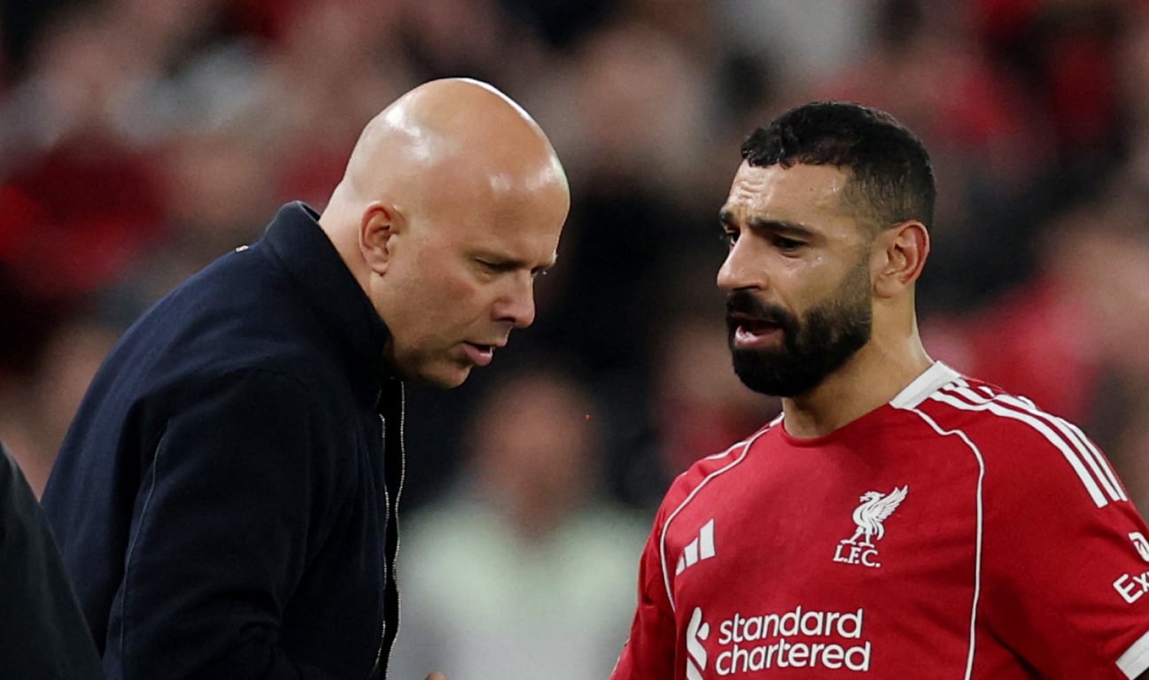 Тренер Арне Слот и форвард Мохамед Салах в матче Ливерпуля и Галатасарая 18 марта 2026 года