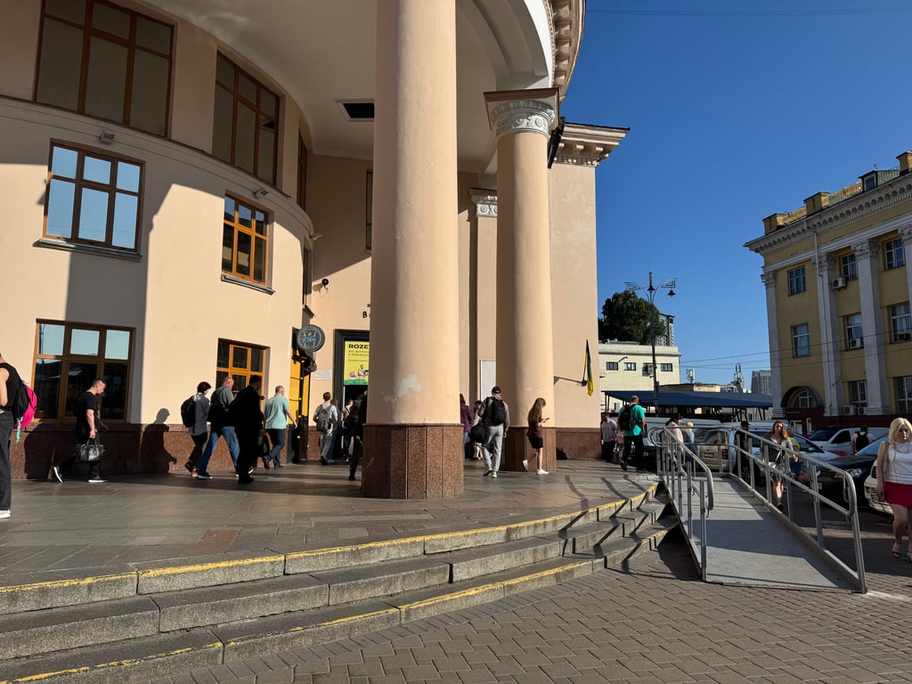 Встановлення пандуса на вході до станції метро "Вокзальна" у Києві в межах проєкту з безбар’єрності