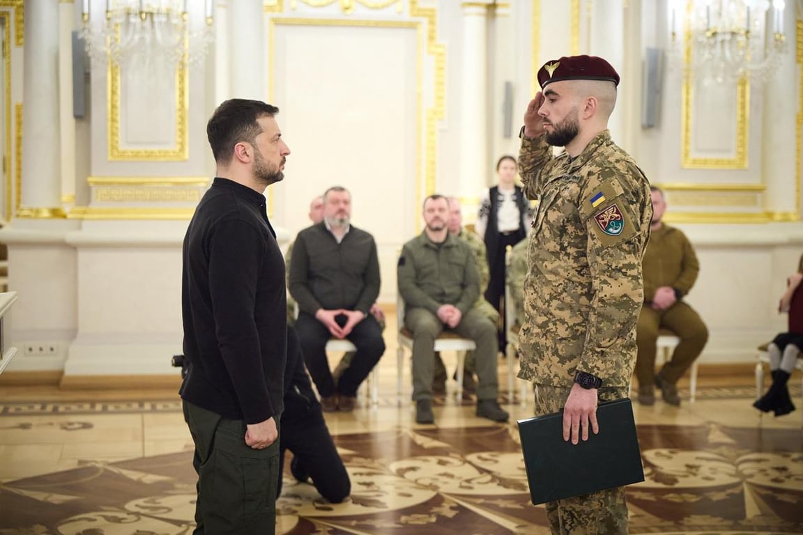 Президент України відзначає захисників орденами "Золота Зірка"