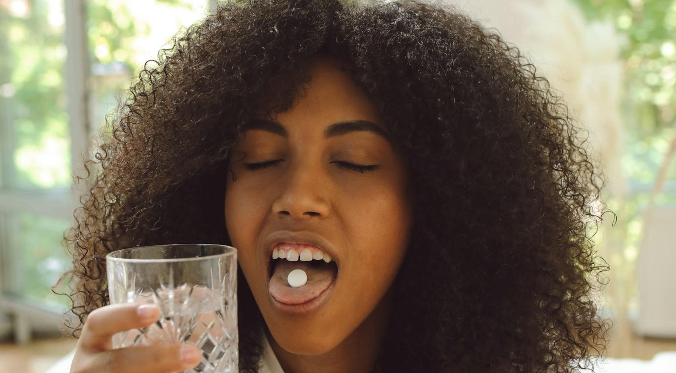 Девушка пьет воду