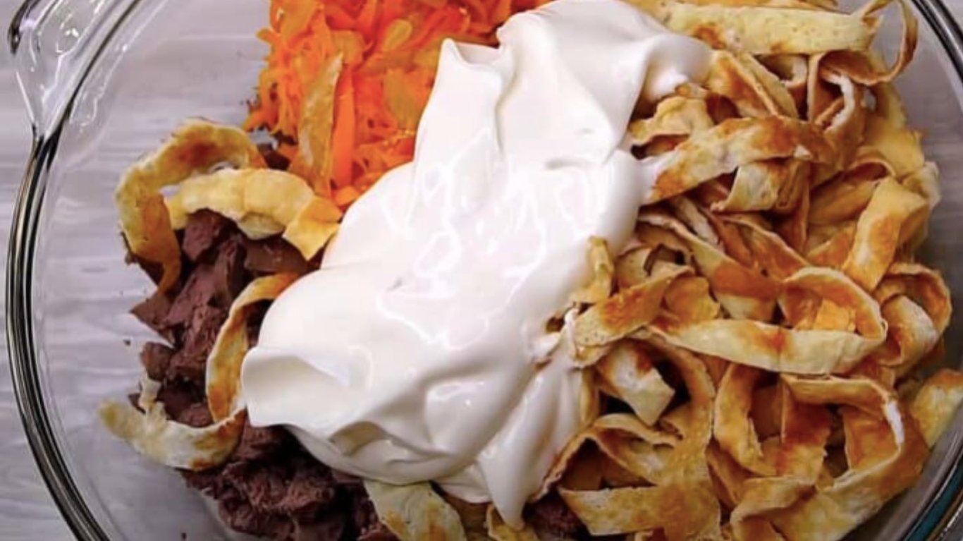 салат з курячою печінкою