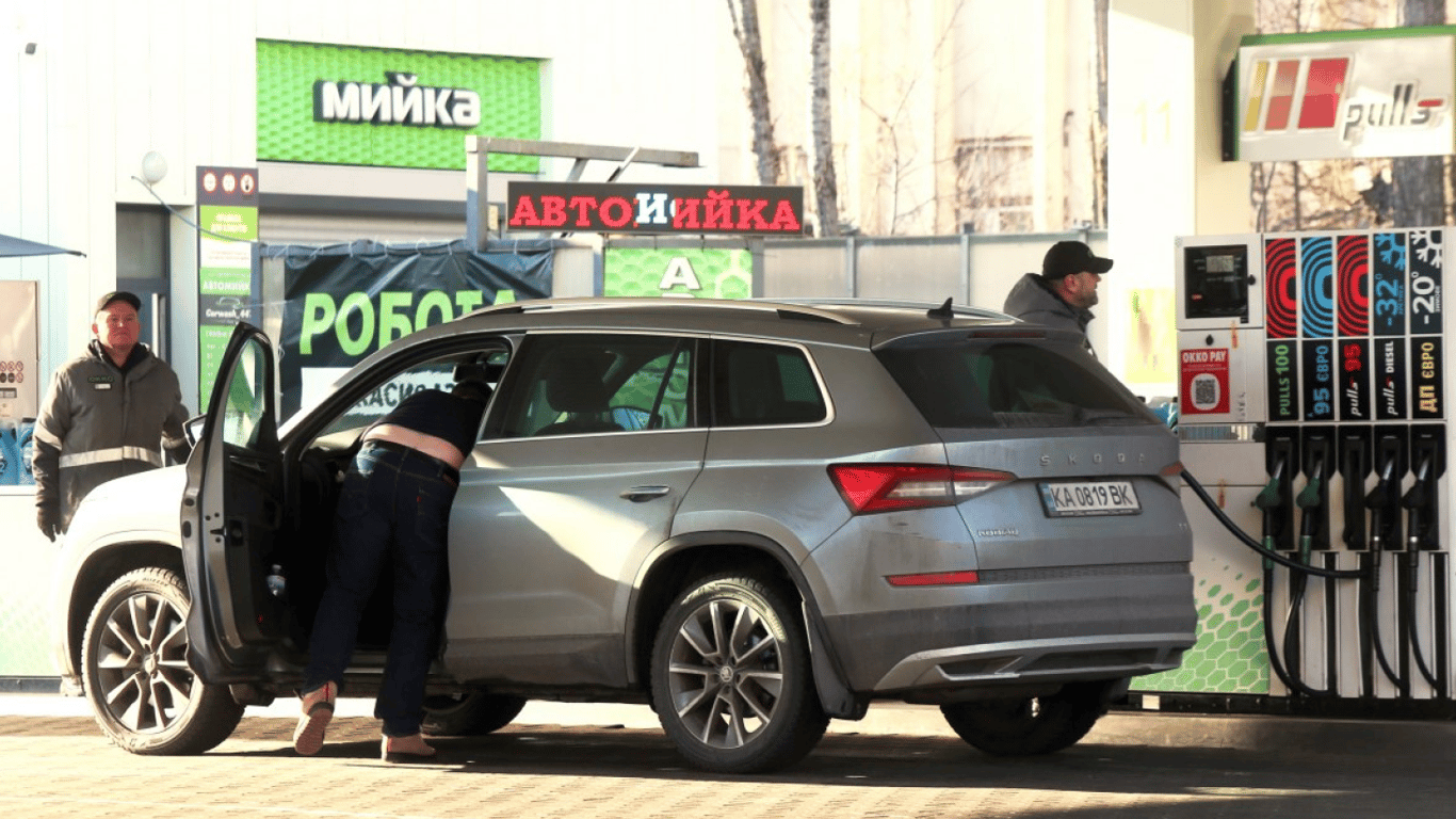 За популярный А-95 придется дорого платить: цены на топливо в Киеве