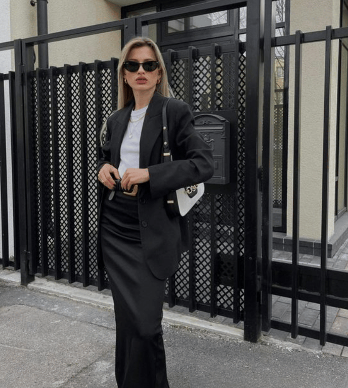 Молодая девушка в строгой юбке макси