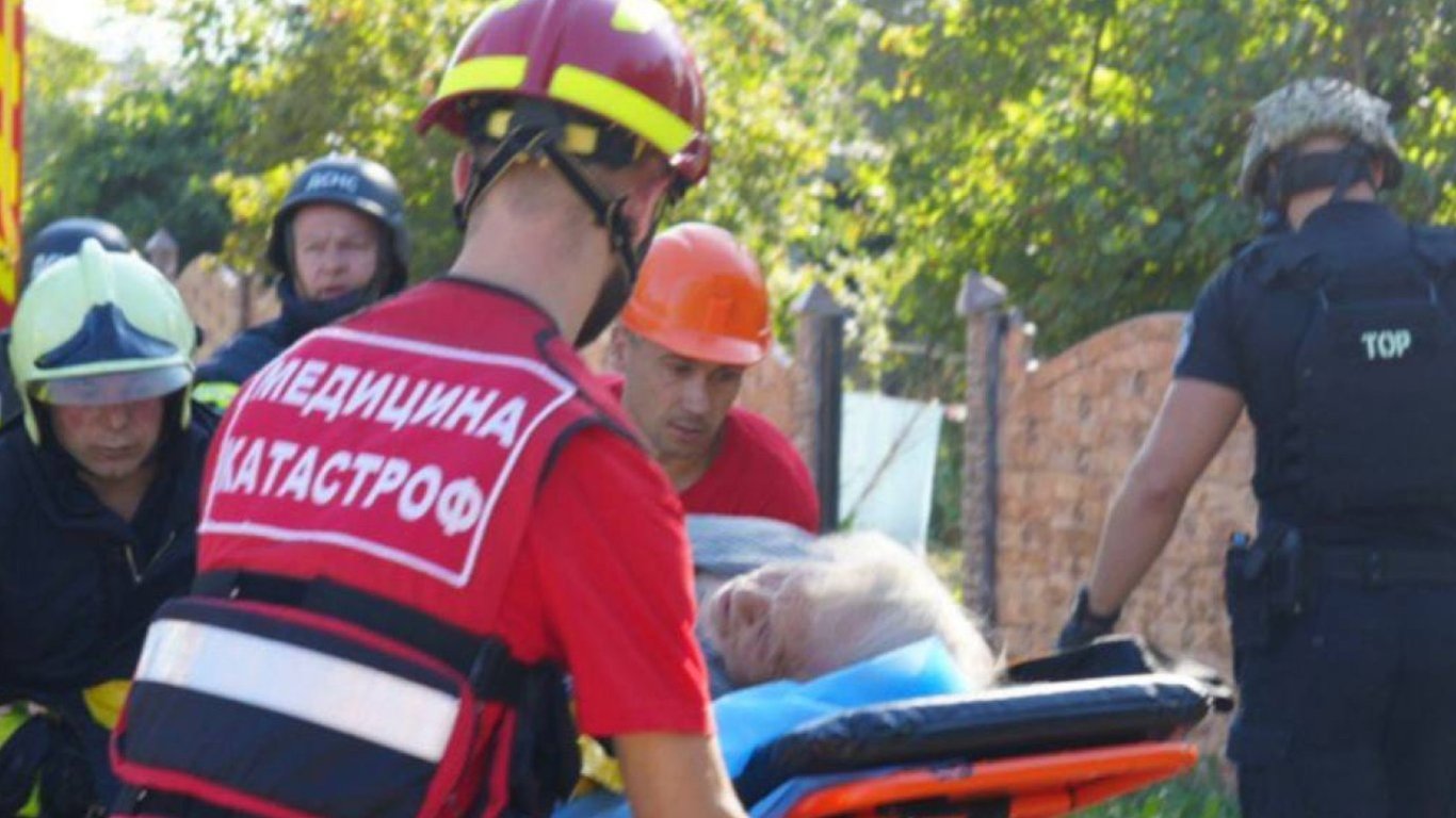 Луцькі поліцейські оперативно надавали першу домедичну допомогу постраждалим від російської атаки мешканцям