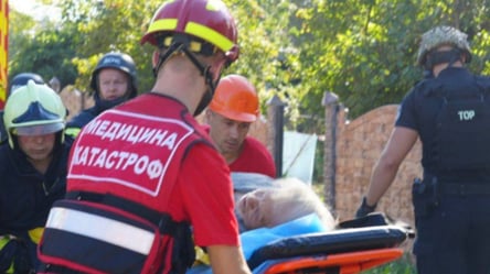 У поліції показали перші хвилини після обстрілу Луцька — як допомагали постраждалим - 290x166