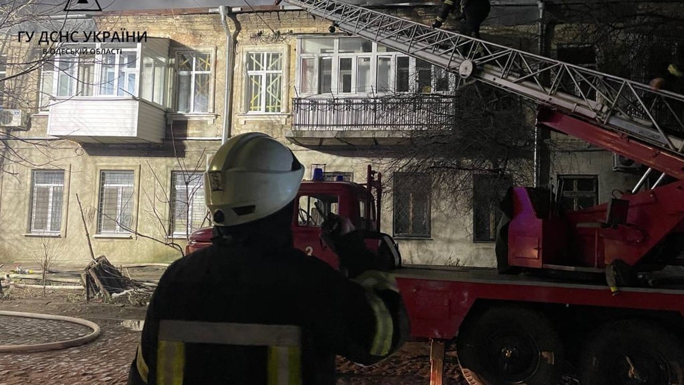 В Одессе вспыхнула крыша жилого дома