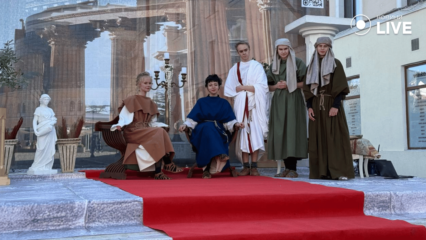 В Одесі відтворили розп’яття Христа на Дерибасівській — фото - фото 8