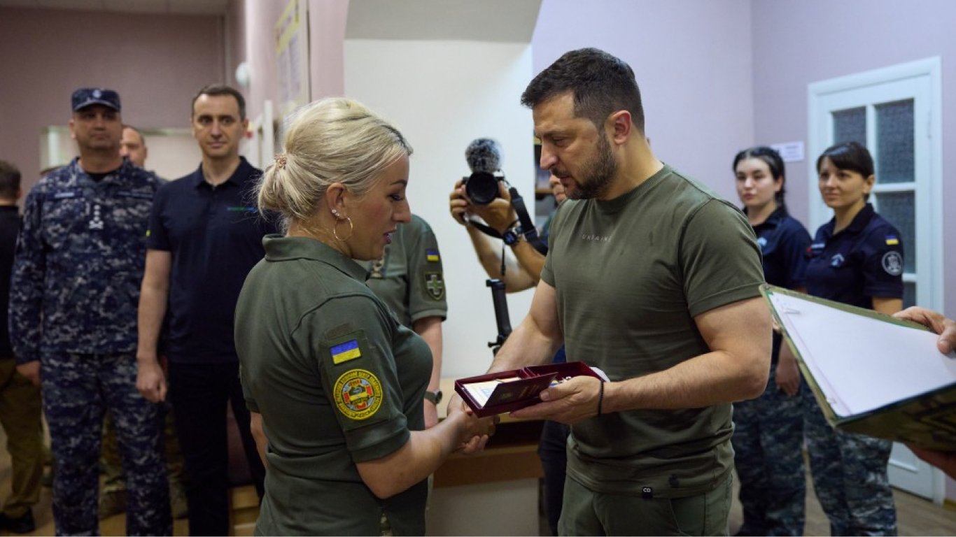 Зеленский посетил стабилизационный медпункт в Очакове, где лечат раненых военных
