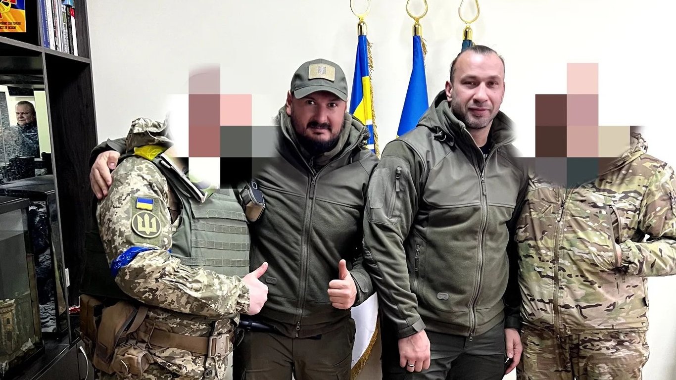 Украинские спортсмены купили автоматы для бойцов ВСУ