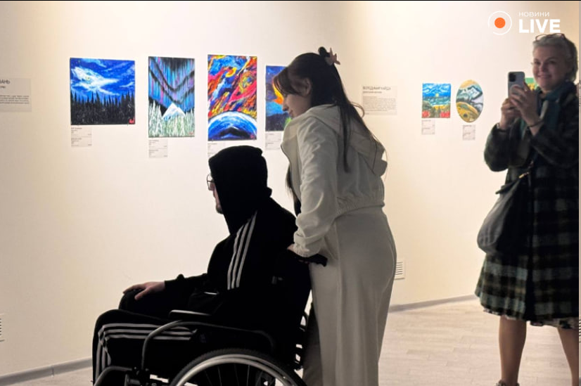 Во Львове открыли выставку произведений пациентов Центра UNBROKEN - фото 4