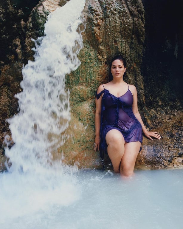 Ешлі Грем засвітила пишні форми під водоспадом для фотосесії Vogue - фото 3