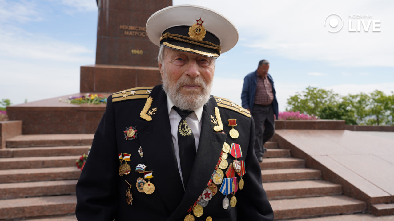 Одесити несуть квіти да пам'ятних місць — яка ситуація на Алеї слави - фото 3