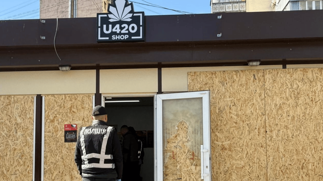 В Украине проводят обыски в магазинах с опасной продукцией