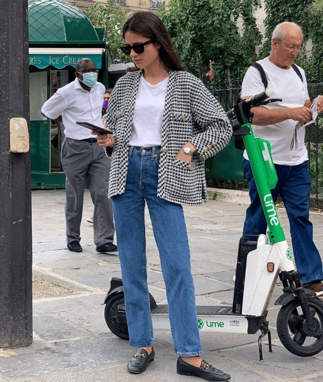 Джинсы с твидовым жакетом и лоферами