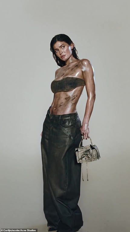 Мільярдерка Кайлі Дженнер знялась у провокаційній рекламі модного бренду - фото 2