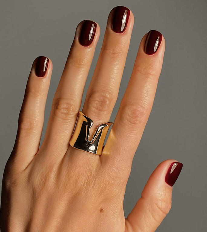 Темні нігті мають особливий вигляд завжди