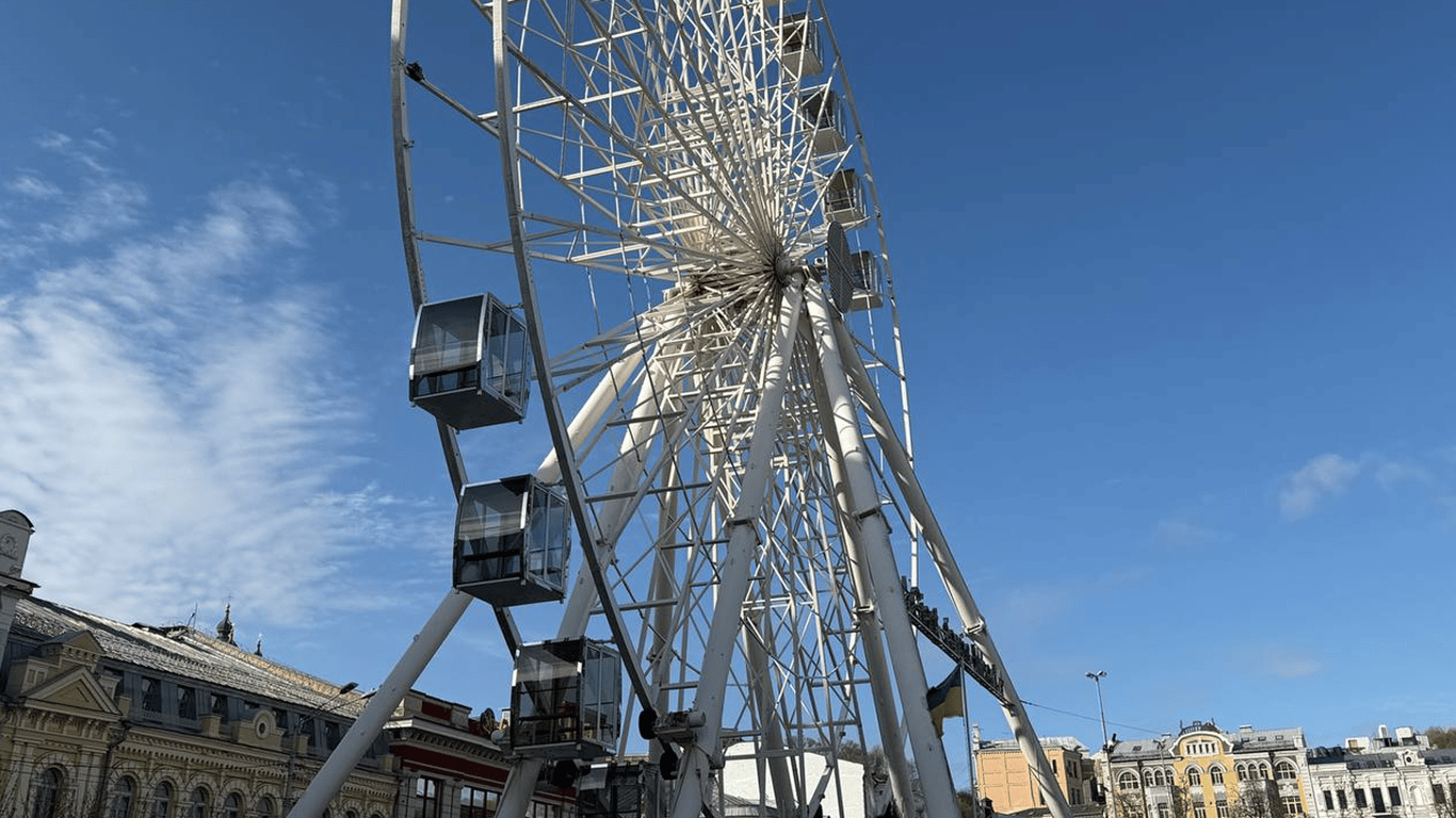 На Контрактовой площади Киева демонтируют колесо обозрения: фото