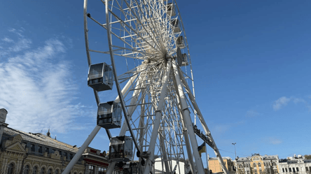 На Контрактовій площі Києва демонтують оглядове колесо: фото - 304x171