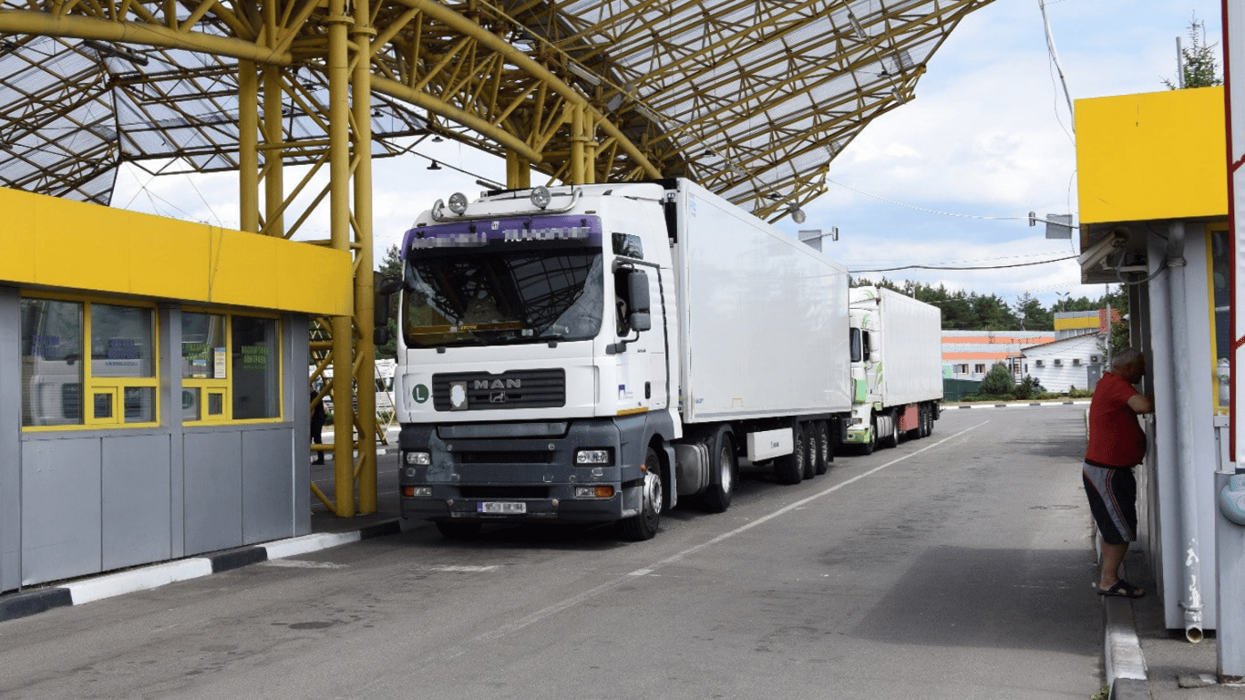 С 1 июля Польша не пропускает грузовики без разрешений на международные перевозки