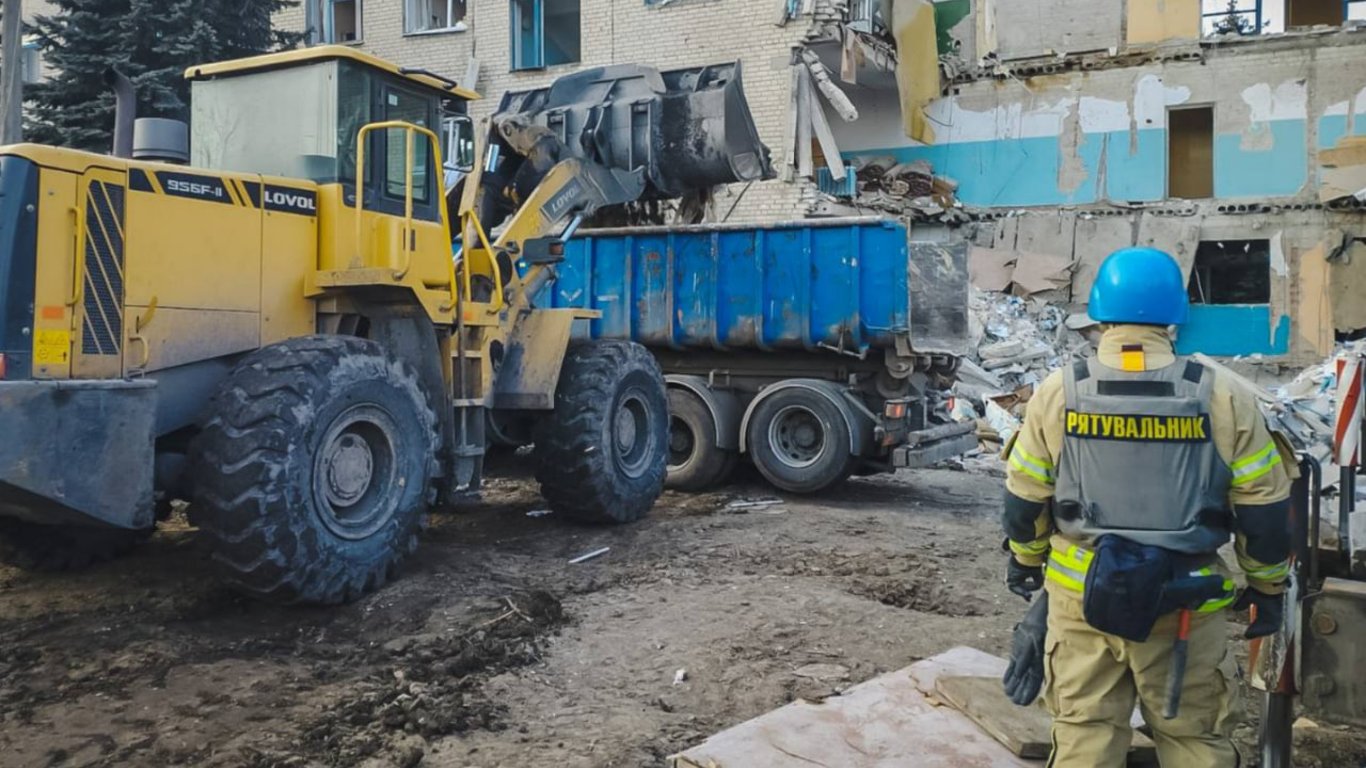 Нашли еще одно тело — спасатели закончили разбор завалов больницы в Селидово