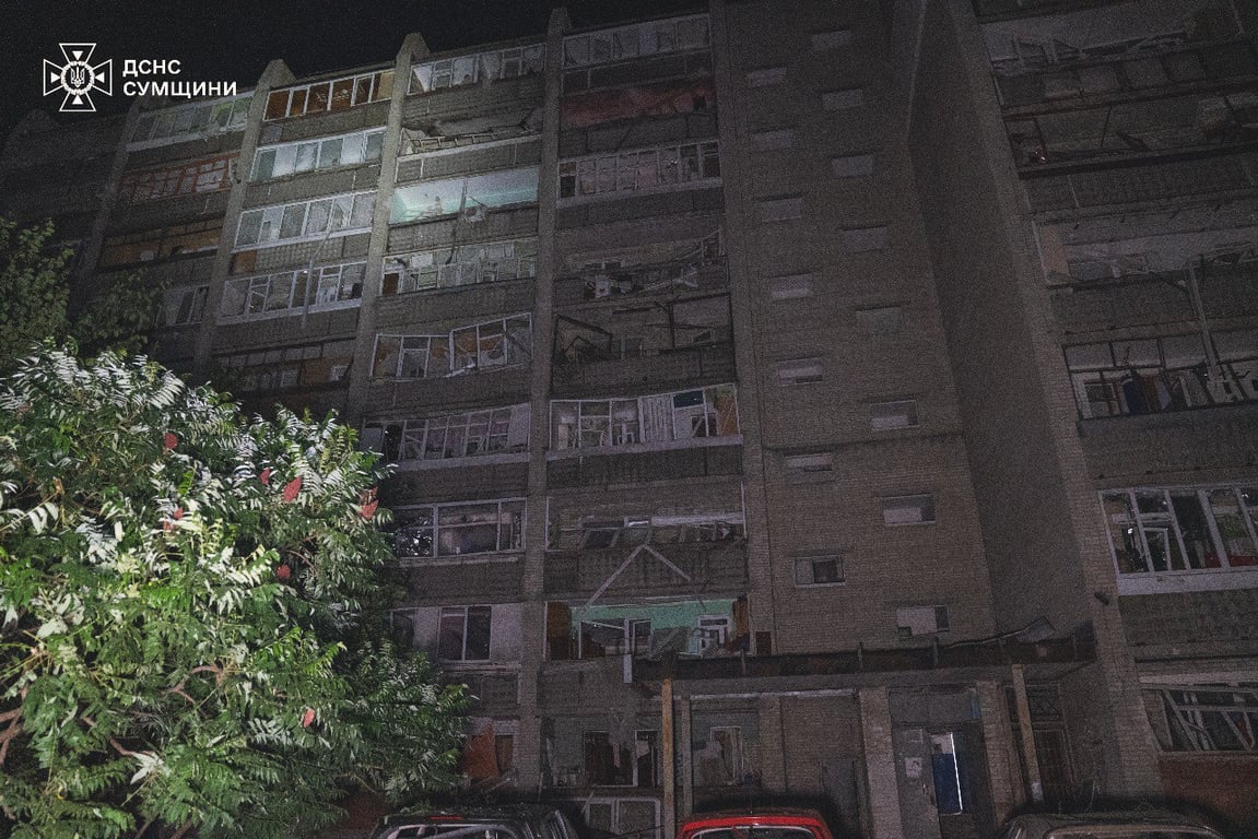 Пошкоджені багатоповерхівки та автомобілі після російського авіаудару по Сумах