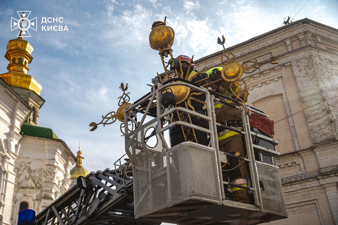 Последствия падения креста в Киево-Печерской лавре - фото