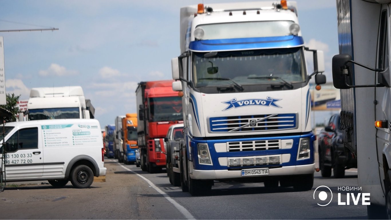 В Одесской области запретили движение грузовиков