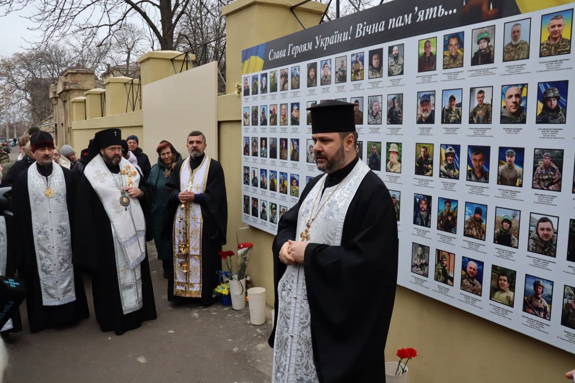 Священник читає молитву. Фото: Veterans Hub Odesa 
