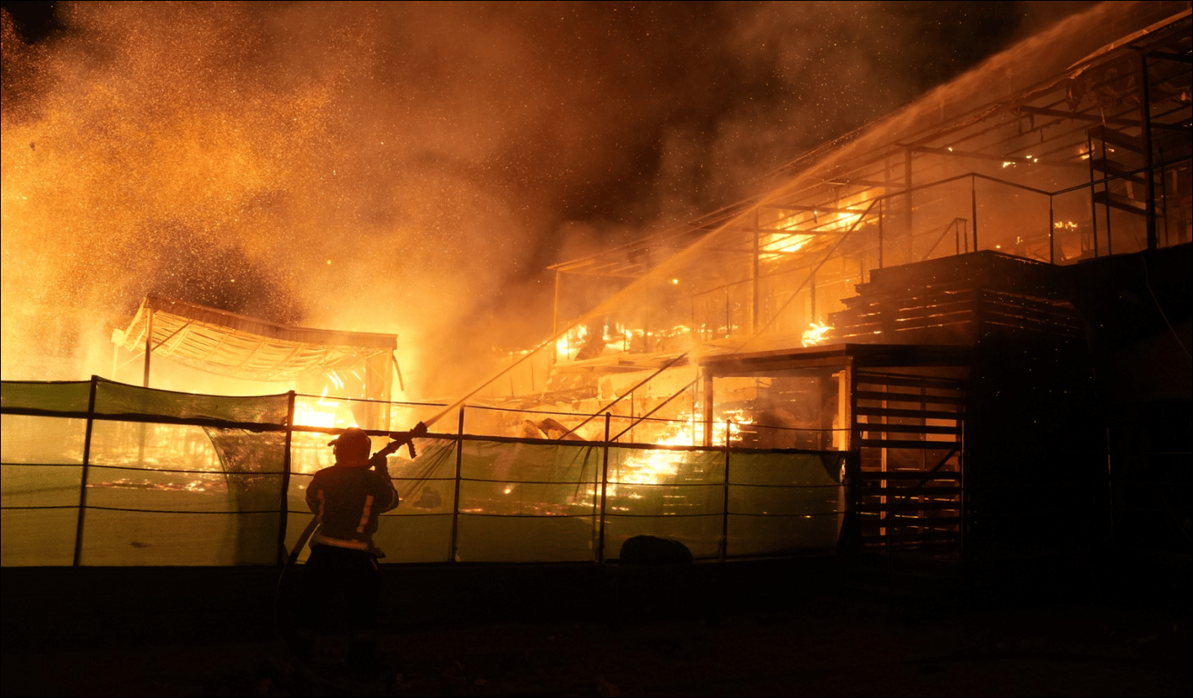 В одесской Аркадии сгорел неработающий ночной клуб — последствия - фото 2