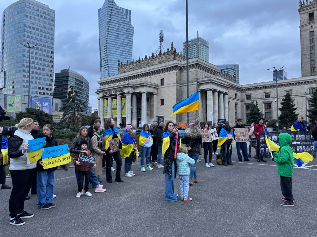 В Варшаве прошла акция в поддержку военнопленных — фото - фото 24