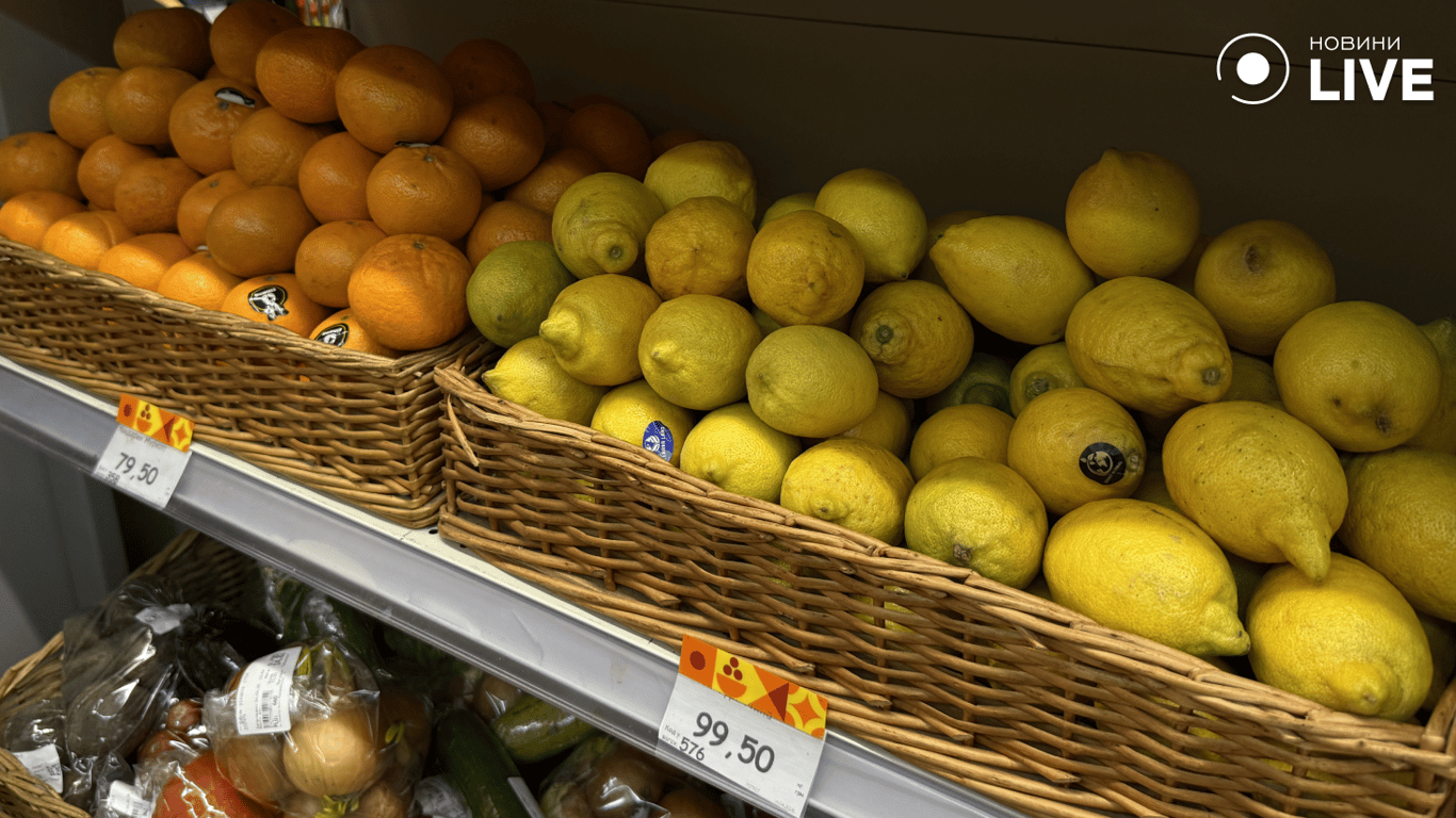 Цитрусові на прилавках магазину