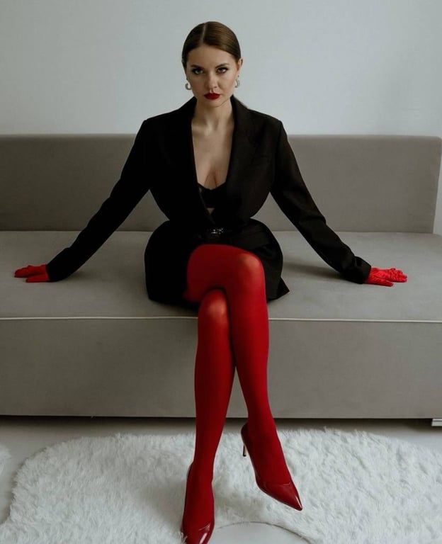 Червоні колготки мають зухвалий вигляд, але не варті уваги у 2025