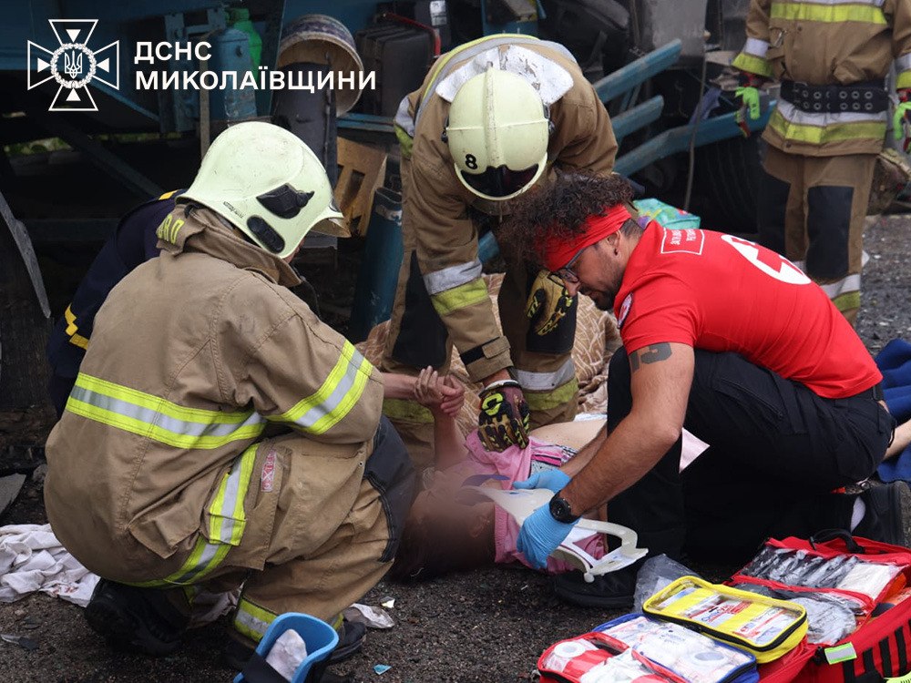 В Николаевской области маршрутка столкнулась с грузовиком: 9 погибших - фото 3