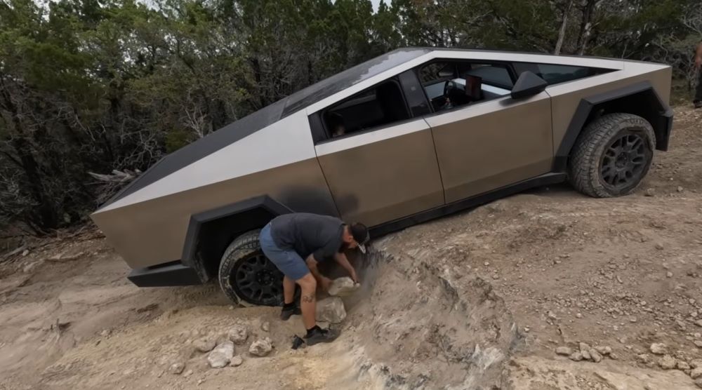 Tesla Cybertruck показал свою полную беспомощность на бездорожье в Техасе - фото 1