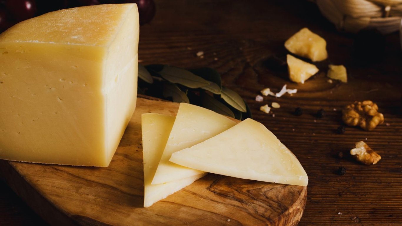 Твердий сир у домашніх умовах — відео рецепт