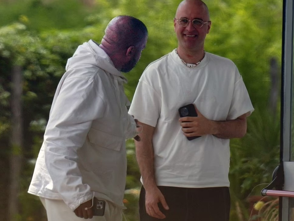 Все напоказ — дружина Каньє Веста прогулялася вулицями Італії у відвертому боді без білизни - фото 3