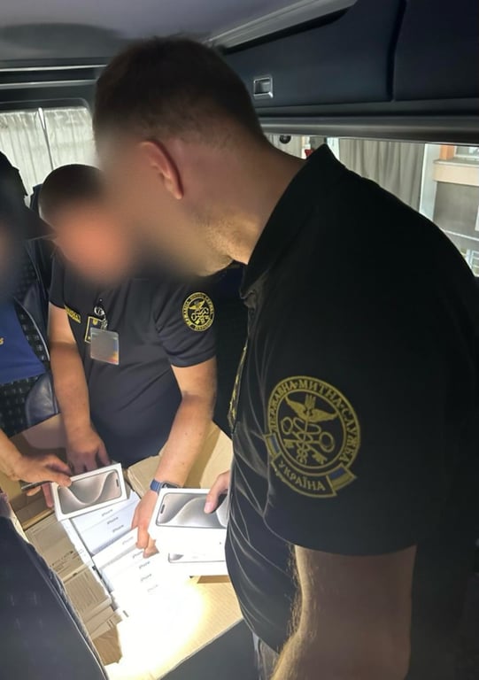 На кордоні з Польщею затримали автобус із контрабандною технікою