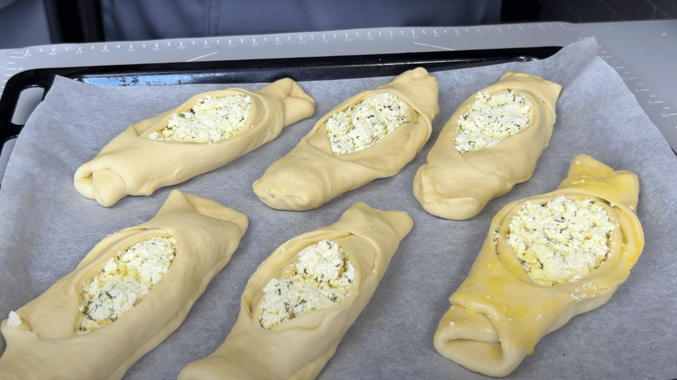 рецепт пиріжків з сиром та кропом у духовці