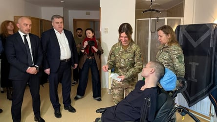 Глава НБУ лично вручил карточку ветерану после отказа в банке - 290x160