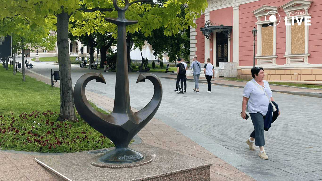 Жінка гуляє біля символу Одеси. Фото: Новини.LIVE