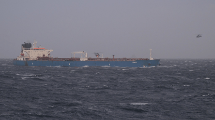 Макрон заявив про затримання нафтового танкера з РФ - 304x171