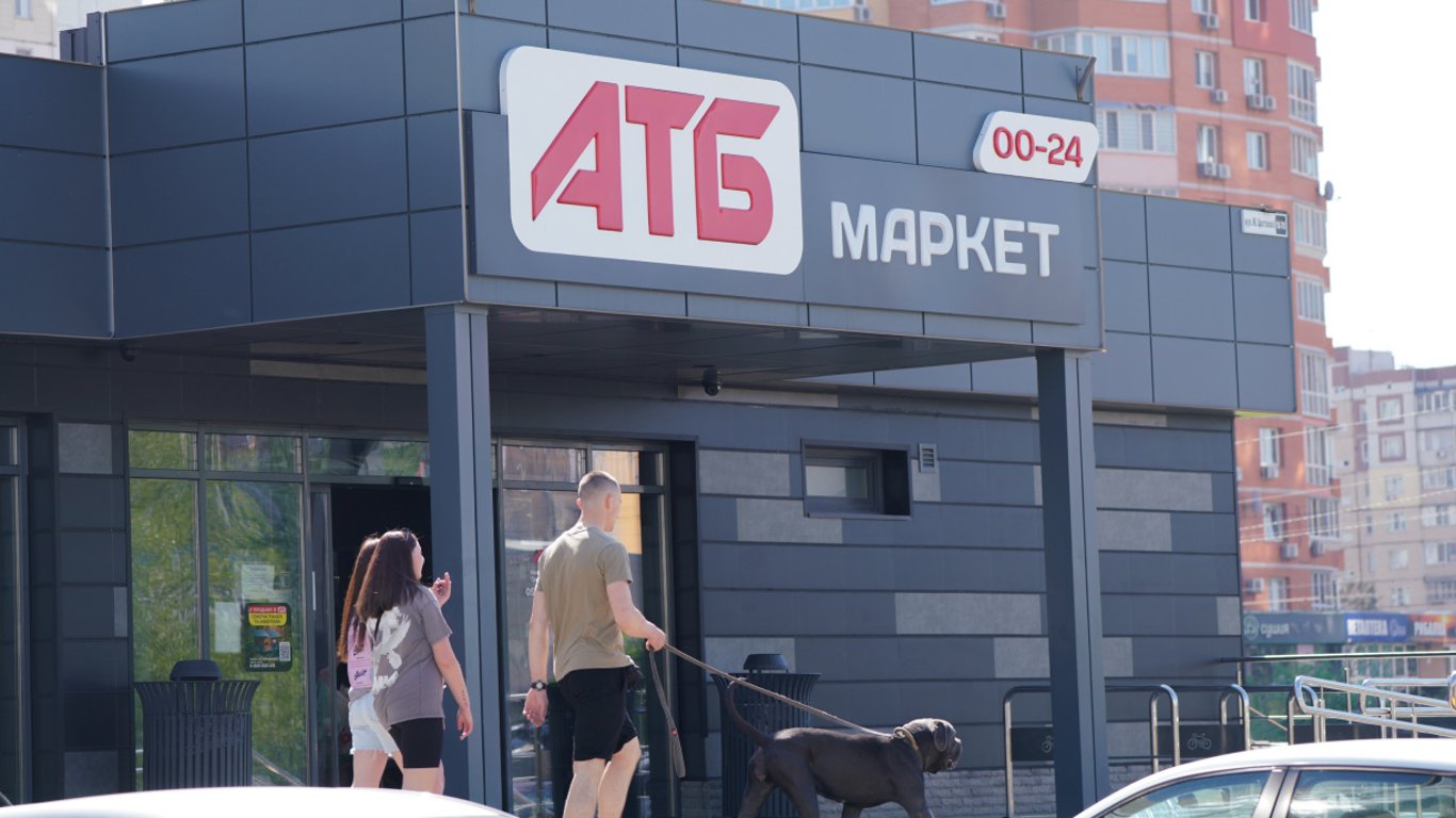 Кассирам в АТБ приходится платить за украденные товары: сколько взимают с зарплаты