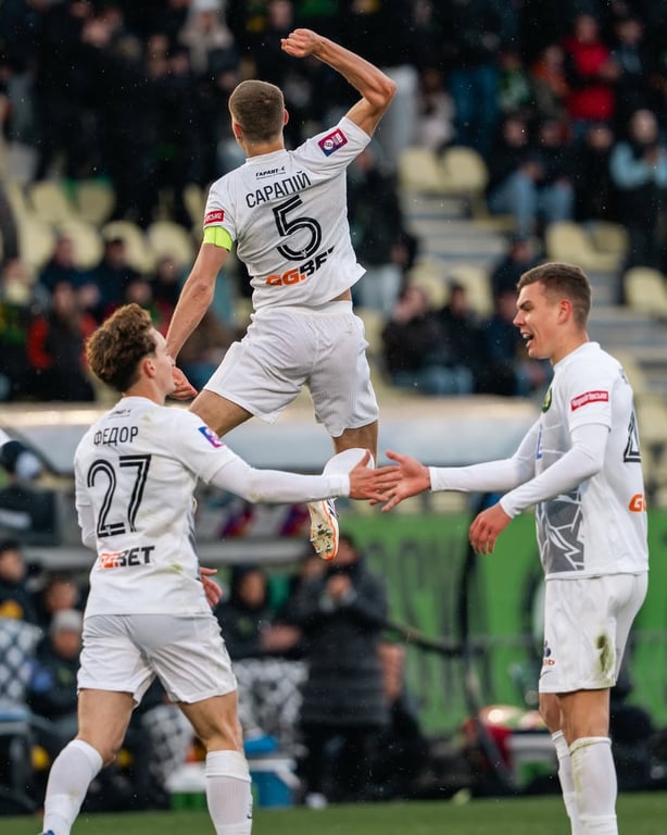 Эдуард Сарапий в матче "Полесья" с "Оболонью" 26 апреля 2026 года